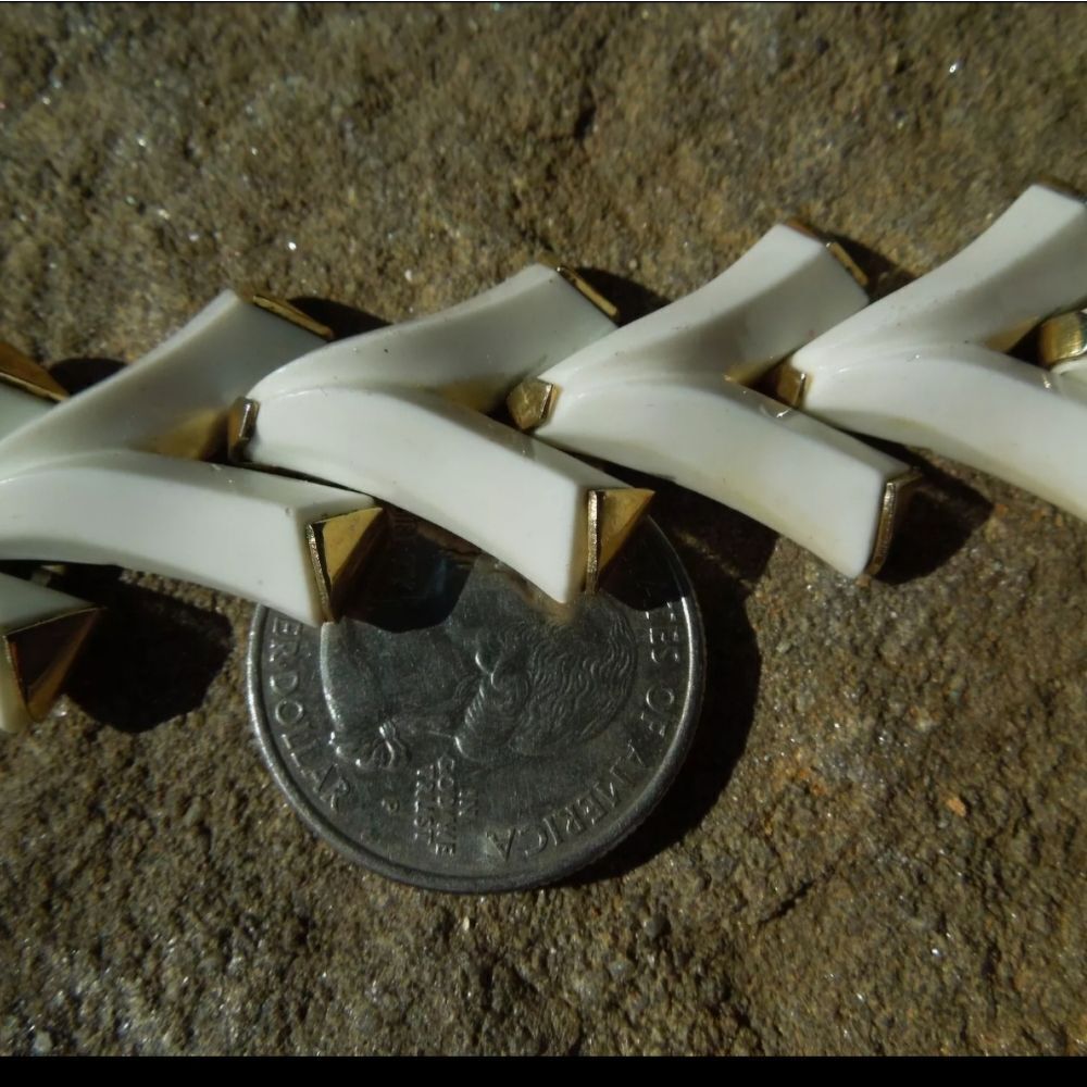 Mid Century Modern Crown Trifari White and Gold Tone Chevron Bracelet7 7 1/4 - Picture 14 of 14